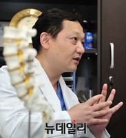[포토] 뉴데일리와 인터뷰 진행하는 은평 참튼튼병원 정재원 원장