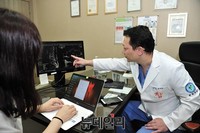 [포토] 레이저술 설명하는 은평 참튼튼병원 정재원 원장