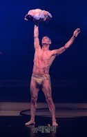 [포토] 태양의서커스 '퀴담'에서 선보이는 아름다운 몸동작