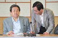 [포토] 대화 나누는 새누리당 김무성 대표와 김영우 의원