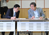 [포토] 대화 나누는 김무성 대표와 김정훈 의장