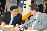 [포토] 대화 나누는 김무성-김정훈