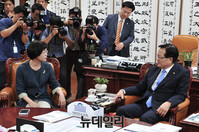 [포토] 대화 나누는 정의화 국회의장과 김상희 의원