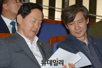 [포토] 대화 나누는 김상곤 혁신위원장과 조국 교수