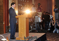 [포토] 대국민 사과문 발표하는 롯데 신동빈 회장