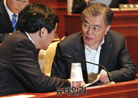 [포토] 대화 나누는 문재인 대표와 이종걸 원내대표