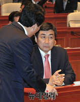 [포토] 대화 나누는 새정치민주연합 이종걸 원내대표