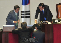 [포토] 악수 나누는 정의화 국회의장과 김무성 대표