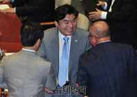 [포토] 동료 의원들과 인사 나누는 원유철 원내대표