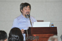 [포토] 발제하는 한홍구 성공회대 민주자료관장