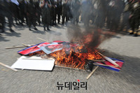 [포토] 불타는 김정은 초상화