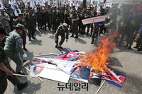 [포토] 불타는 김일성-김정일-김정은 초상화