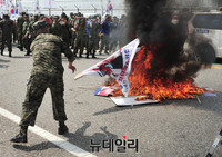 [포토] 불구덩이에 던져지는 김정은 초상화