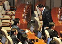 [포토] 고개를 떨구며 자리로 향하는 박기춘 의원