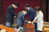 [포토] 본인의 체포동의안에 투표하는 박기춘 의원