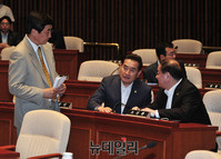 [포토] 동료 의원들과 대화 나누는 이종걸 원내대표