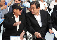 [포토] 대화 나누는 새누리당 김무성 대표와 이상훈 전 국방장관