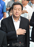 [포토] 국민의례하는 새누리당 김무성 대표