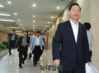 [포토] 정론관으로 들어서는 김상곤 혁신위원장