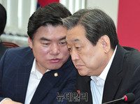 [포토] 대화 나누는 김무성 대표와 원유철 원내대표