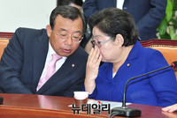 [포토] 대화 나누는 '이정현-김을동' 새누리당 최고위원