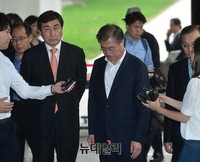 [포토] 한명숙 유죄확정에 고개숙인 문재인 대표