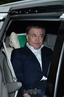 [포토] 한명숙 유죄확정, 대법원 떠나는 문재인 대표