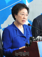 [포토] 기자회견 갖는 새정치민주연합 한명숙