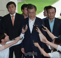 [포토] 한명숙 유죄에 고개숙인 문재인 대표