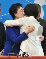 [포토] 포옹하는 '한명숙-추미애' 의원