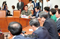 [포토] 국방부 보고받는 새누리당 김무성 대표와 의원들