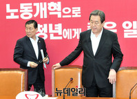 [포토] 북 도발관련 긴급회의 참석하는 김무성 대표