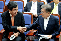 [포토] 악수 나누는 문재인 대표와 이종걸 원내대표
