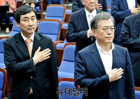 [포토] 국민의례하는 김무성 대표와 이종걸 원내대표