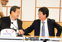 [포토] 대화 나누는 김무성-유승민