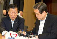 [포토] 대화 나누는 김무성 대표와 황진하 의원