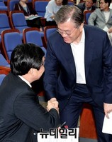 [포토] 악수 나누는 문재인 대표와 이종걸 원내대표