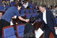 [포토] 동료 의원들과 인사 나누는 문재인 대표