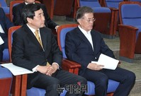 [포토] 긴급 의원총회 참석한 문재인-이종걸