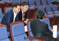 [포토] 동료 의원들과 대화 나누는 이종걸 원내대표