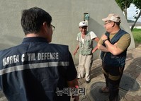 [포토] 北 도발 예고시간 5시 지나자 대화하며 여유로운 분위기