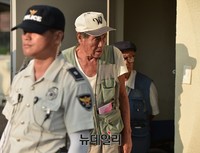[포토] 北 도발예고 시간 지나자.. 대피소에서 나와 담소나누며 여유로운 분위기