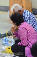 [포토] 대피소에서 음식 나눠먹는 연천 중면 주민들