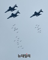 [포토] 가상의 적에게 미사일 퍼붓는 F-4E 팬텀