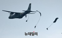 [포토] 수송기에서 뛰어 내린 강한국군