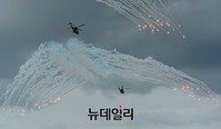 [포토] 통합화력 격멸훈련, 플래어 발사하는 수리온 헬기