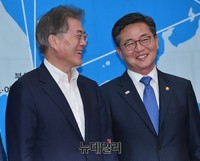 [포토] 문재인대표 만난 홍용표 통일부 장관