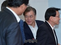 [포토] 의원들과 악수나누는 문재인 대표