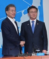 [포토] 악수하는 홍용표-문재인