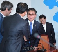 [포토] 새정치의원들과 악수나누는 홍용표 장관